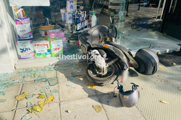 Θεσσαλονίκη – «Καρφώθηκε» με τη μηχανή του σε τζαμαρία καταστήματος