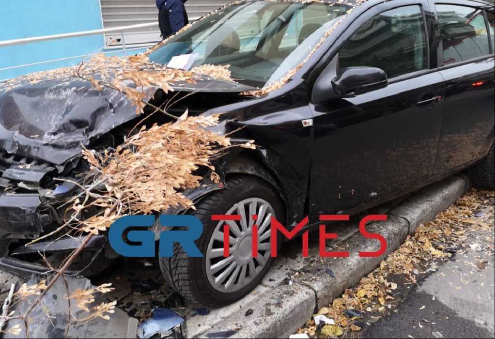 Θεσσαλονίκη – Αυτοκίνητο «καρφώθηκε» σε δέντρο