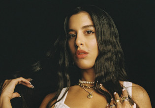 Η Μαρίνα Σάττι αποκαλύπτει τον «Κρυφό της πόνο» και εντυπωσιάζει