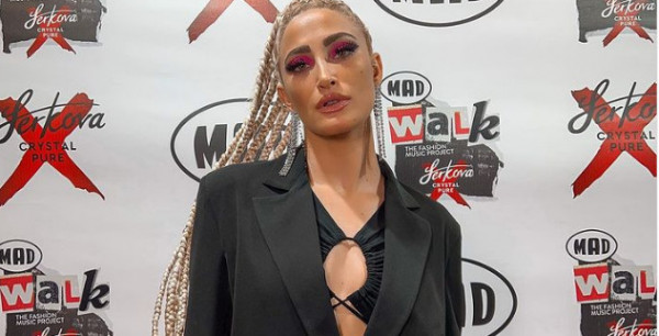 Ιωάννα Τούνη – «Σταματήστε να ασχολείστε με άλλους και ασχοληθείτε με τον εαυτό σας»