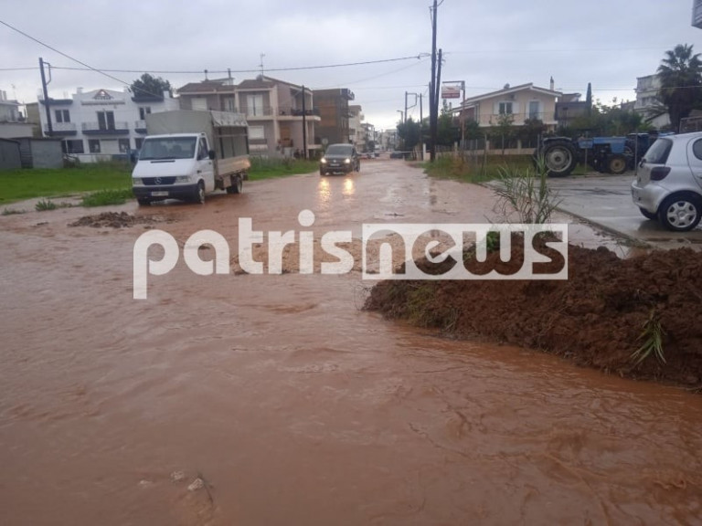 Ηλεία – Πλημμυρισμένοι δρόμοι από τις σφοδρές βροχοπτώσεις – Απεγκλώβισαν μαθητές με τρακτέρ