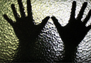 Ρόδος – «Είναι το μυστικό μας» – Η συγκλονιστική εξομολόγηση της 52χρονης για τον παππού της 8χρονης