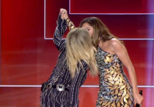 Δέσποινα Βανδή & Άννα Βίσση – Ξανά μαζί με φιλιά και εύθυμη διάθεση στα γενέθλια του Χάρη Σιανίδη