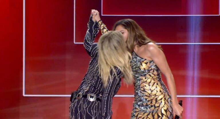 Δέσποινα Βανδή & Άννα Βίσση – Ξανά μαζί με φιλιά και εύθυμη διάθεση στα γενέθλια του Χάρη Σιανίδη