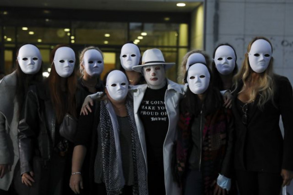 Ιωάννα Παλιοσπύρου – Η ρακέτα του Τσιτσιπά και οι φανέλες Μπουρούση-Παππά σε δημοπρασία για τα χειρουργεία της