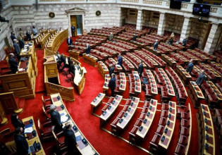 Πολυτεχνείο – Ενός λεπτού σιγή στην Ολομέλεια της Βουλής – Τα μηνύματα των κομμάτων