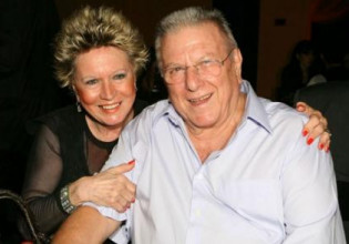 Σπάνιο κλικ – Έρρικα Μπρόγιερ και Κώστας Βουτσάς σε νυχτερινή έξοδο στα 60ς