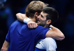 Ο Ζβέρεφ νίκησε τον Τζόκοβιτς και παίζει με Μεντβέντεφ στον τελικό ATP Finals