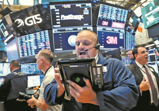 «Αντίθετες κατευθύνσεις» για τους δείκτες στη Wall Street μετά το πληθωριστικό sell-off