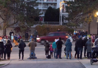 Ουισκόνσιν – Υπάρχουν νεκροί και πολλά παιδιά ανάμεσα στα θύματα – Αυτοκίνητο έπεσε σε ανθρώπους