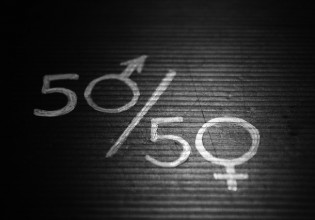 EE – Oι γυναίκες παίρνουν 2 μισθούς λιγότερους από τους άνδρες