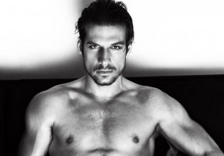 Ευάγγελος Χαλιώτης – Ο Έλληνας που γράφει ιστορία στη Νέα Υόρκη – Η συνεργασία με την Cardi B και την Πάρις Χίλτον