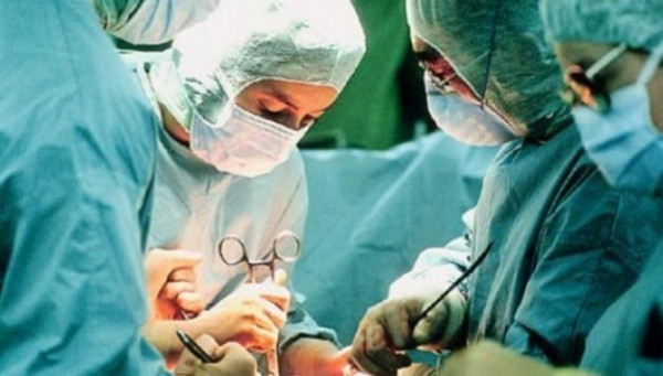 Χειρουργείο – Γυναικολόγος ξέχασε γάζα στον κόλπο ασθενούς – «Εγώ γάζες δεν μετρώ»