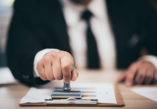 Οι τράπεζες χαλαρώνουν τα πιστωτικά κριτήρια – Έρευνα της Fed