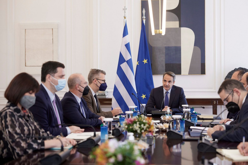 Πολιτικό μπρα ντε φερ κυβέρνησης – ΣΥΡΙΖΑ και για τον εμβολιασμό στους 60άρηδες