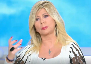 Ζήνα Κουτσελίνη – Χαμός στον αέρα της εκπομπής της – «Μπορεί να είμαι ένα τηλεοπτικό σκουπίδι»