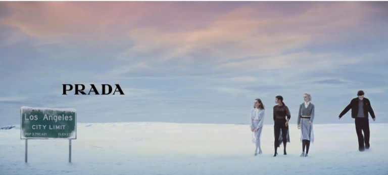 Η Prada φέρνει το χιόνι στο «καυτό» Λος Άντζελες για την νέα της χριστουγεννιάτικη καμπάνια