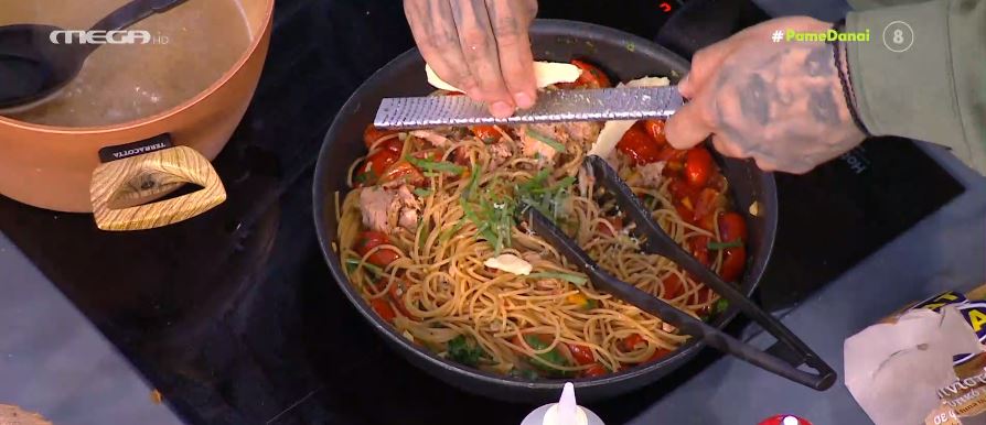 Ο Τίμος Ζαχαράτος ετοιμάζει σπαγγέτι με καπνιστό τόνο