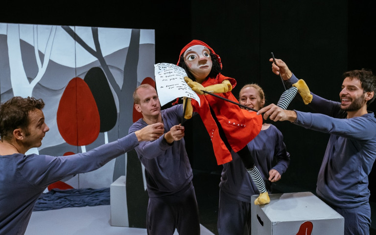 Οι πρωταγωνιστές της παράστασης «Η Κοκκινοσκουφίτσα στο δάσος των Χριστουγέννων» μιλούν στο in.gr