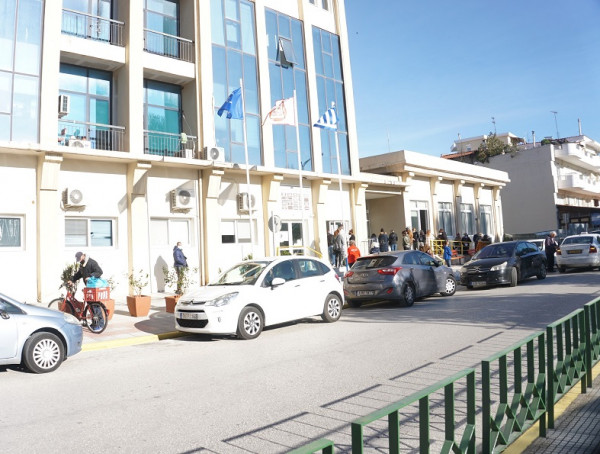 Ουρά στην Κομοτηνή για την παραλαβή της επισιτιστικής βοήθειας