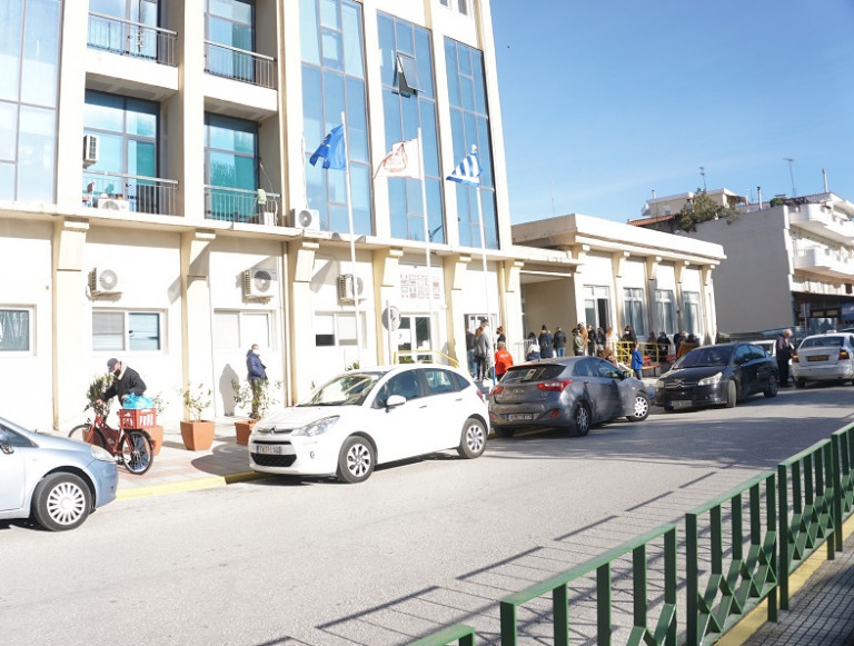 Ουρά στην Κομοτηνή για την παραλαβή της επισιτιστικής βοήθειας