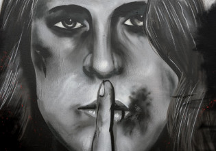 Η βία κατά των γυναικών δεν πολεμιέται με χαζοχαρούμενες γιορτούλες