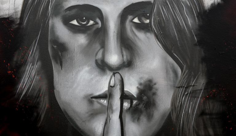 Η βία κατά των γυναικών δεν πολεμιέται με χαζοχαρούμενες γιορτούλες