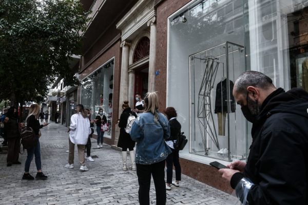 Κοροναϊός – Νέα μέτρα: Για στοχοποίηση του λιανεμπορίου κάνει λόγο ο Εμπορικός Σύλλογος Πειραιά