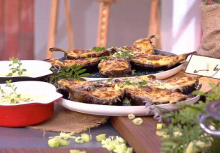 Ο Τίμος Ζαχαράτος μάς ετοιμάζει μια εύκολη συνταγή για μελιτζάνες παπουτσάκια