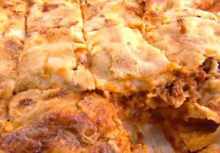 O chef Τίμος Ζαχαράτος φτιάχνει λαζάνια στο φούρνο με κιμά