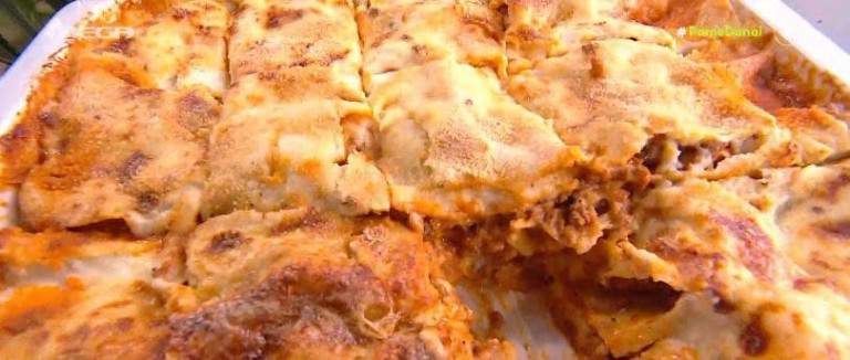 O chef Τίμος Ζαχαράτος φτιάχνει λαζάνια στο φούρνο με κιμά