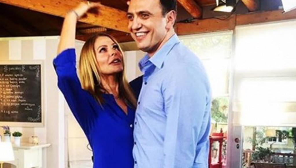 Τζένη Μπαλατσινού – Φωτογραφίζει τον Βασίλη Κικίλια και τον γιο τους στο κέντρο της Αθήνας