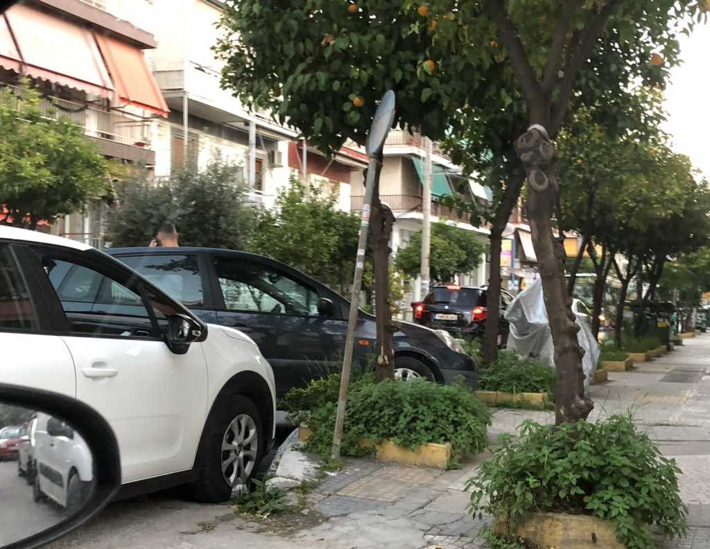 Νίκαια – Αυτοκίνητο κόντεψε να μπει σε πολυκατοικία [Εικόνες]