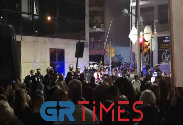 Θεσσαλονίκη – Συγκέντρωση υγειονομικών έξω από την ΕΡΤ3 – Αντιδρούν στην υποχρεωτικότητα του εμβολιασμού