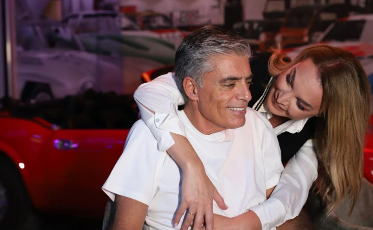 Τατιάνα Στεφανίδου & Νίκος Ευαγγελάτος – Το εντυπωσιακό χριστουγεννιάτικο δέντρο που στόλισαν στο σπίτι τους