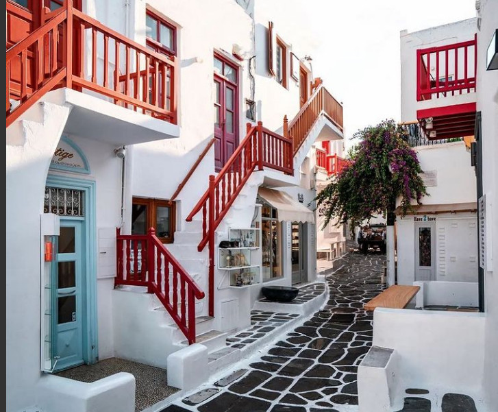 Απίστευτες καταγγελίες στη Μύκονο – Σπάνε τις σκάλες των σπιτιών για να βάλουν.. βιτρίνες