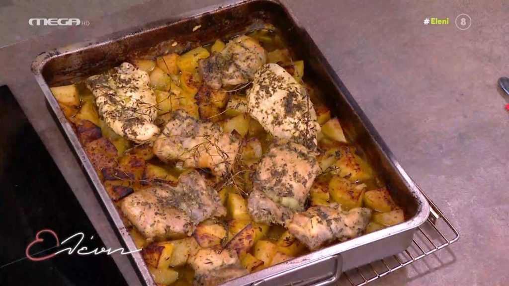 Ο Νικόλας Σακελλαρίου φτιάχνει μαύρο κοτόπουλο με πατάτες στον φούρνο