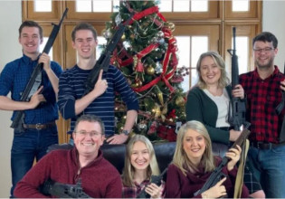 ΗΠΑ – Ρεπουμπλικανός βουλευτής πόζαρε στο χριστουγεννιατικό δέντρο με την οικογένειά του κρατώντας όπλα