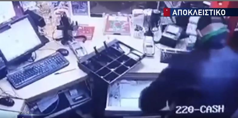 Συνελήφθη ο ληστής των καταστημάτων – Είχε ολόκληρο οπλοστάσιο στο σπίτι του