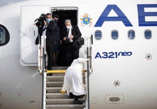 Πάπας Φραγκίσκος – Ατύχημα πριν αναχωρήσει από την Ελλάδα – Σκόνταψε στην σκάλα του αεροπλάνου