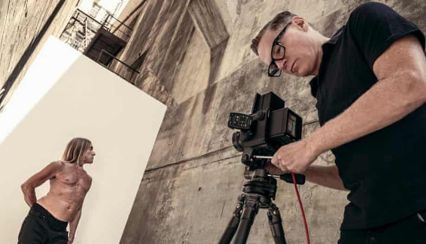 Pirelli - Ο Bryan Adams φωτογραφίζει την αφρόκρεμα της μουσικής σκηνής  για το νέο ημερολόγιο