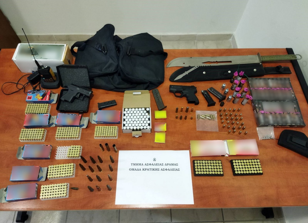 Δράμα – Έκρυβε στο σπίτι του όπλα, μαχαίρια και φωτοβολίδες
