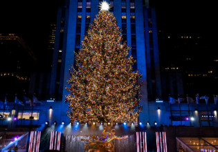 Νέα Υόρκη – Χριστούγεννα – Άναψαν τα λαμπάκια στο χριστουγεννιάτικο δέντρο στο Rockfeller Center