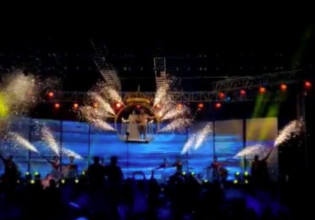 Ινδία – Οι μελλόνυμφοι έπεσαν από ύψος 3,5 μέτρων όταν έσπασε η κούνια κατά την είσοδο τους στον γάμο