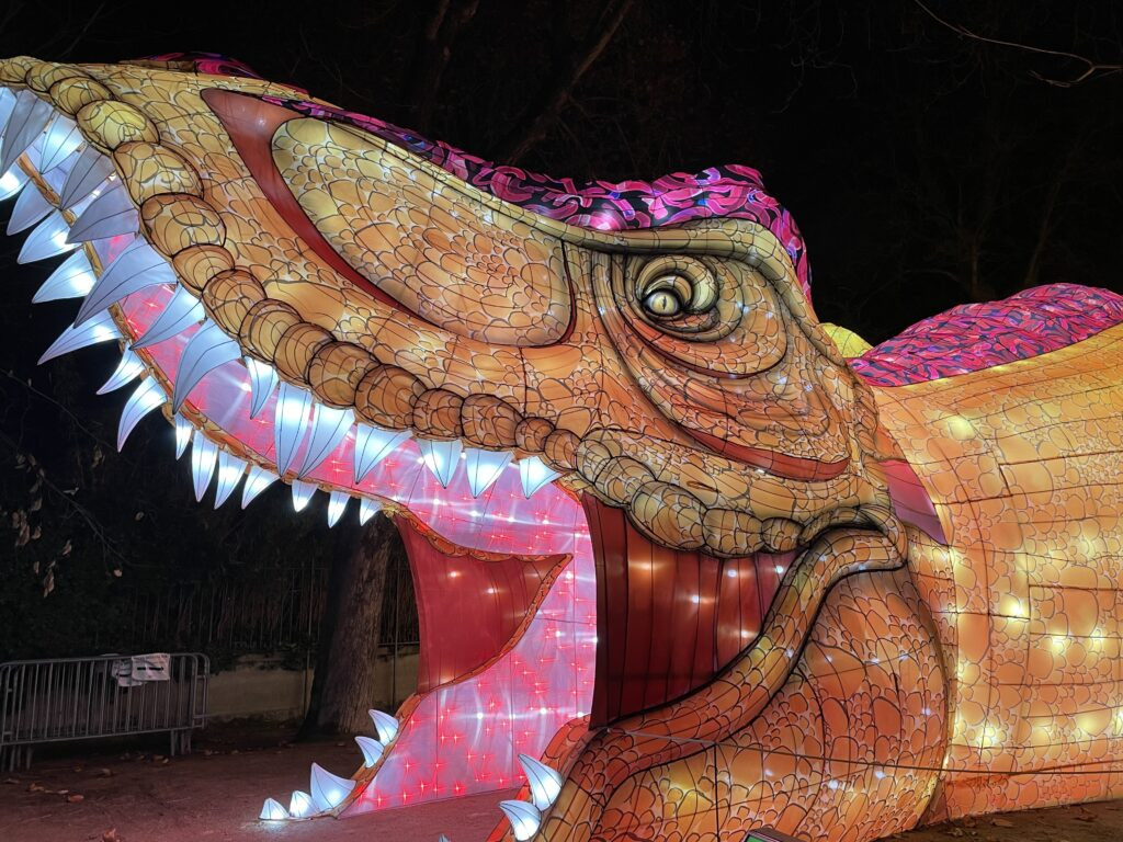 Γιγαντιαίοι πολύχρωμοι δεινόσαυροι «εισβάλλουν» στο Παρίσι