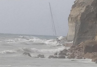 Κακοκαιρία – Κεφαλονιά – Ιστιοφόρο τσακίζεται στα βράχια – Δεν είχε επιβάτες