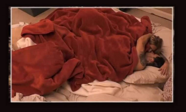 Χαμός στη Φάρμα – Τα καυτά φιλιά της Αγγελικής Ηλιάδη με τον Γρηγόρη στο κρεβάτι