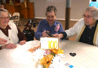 Γιόρτασε τα 100ά γενέθλια της παρέα με τις 2… μεγαλύτερες αδερφές της