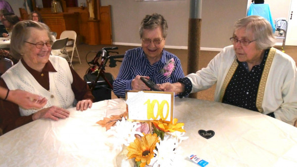 Γιόρτασε τα 100ά γενέθλια της παρέα με τις 2… μεγαλύτερες αδερφές της