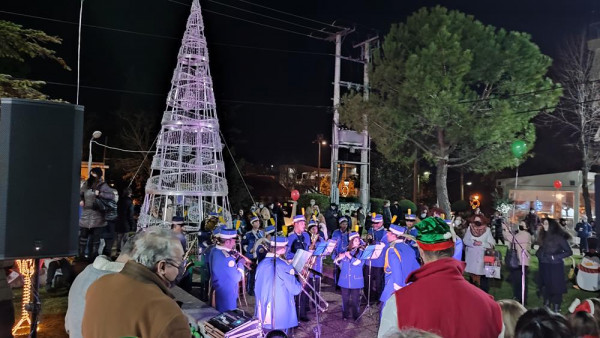 Δήμος Διόνυσου – Ένα μεταλλικό Χριστουγεννιάτικο Δέντρο σε έναν κατάφυτο Δήμο
